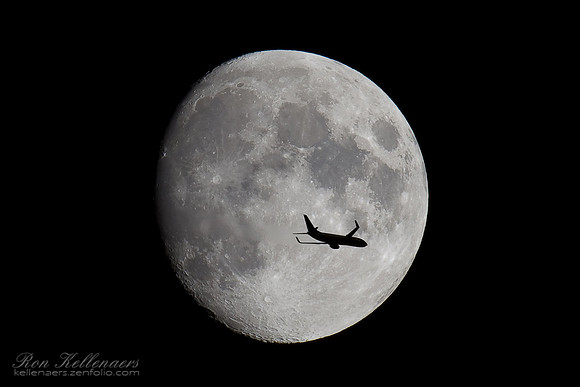 Boeing 737 Moon Crossing